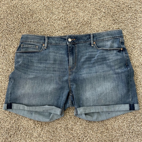 Signature by Levi Strauss Mid-Rise Denim Shorts – Size 18 - Picture 1 of 4